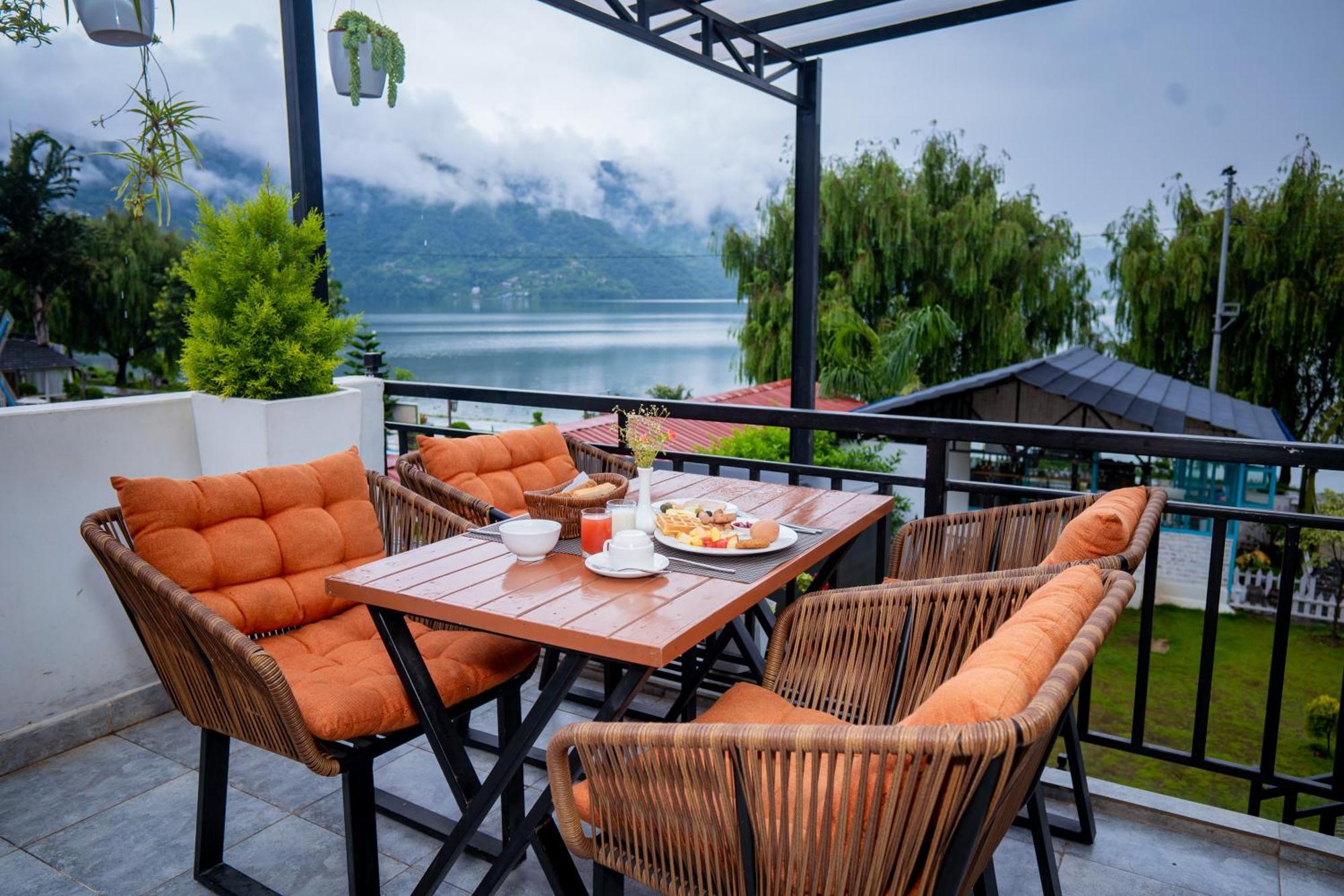 Majestic Lake Front Hotel & Suites Pokhara Ngoại thất bức ảnh