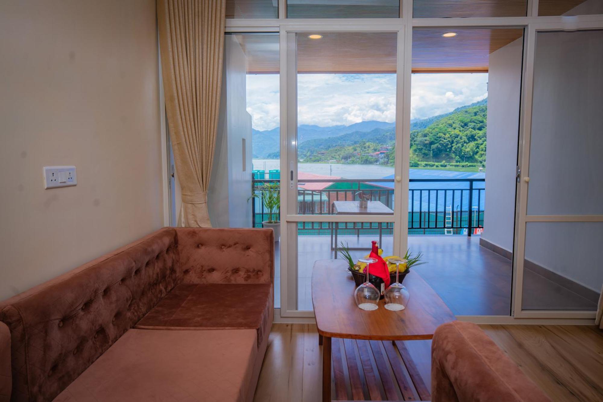 Majestic Lake Front Hotel & Suites Pokhara Ngoại thất bức ảnh