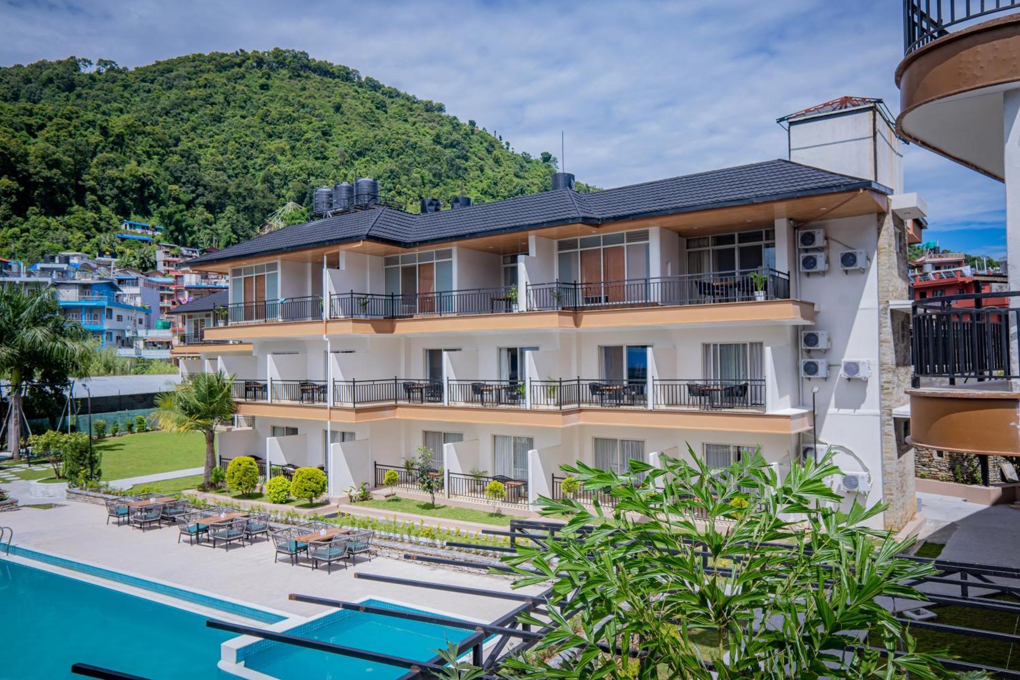 Majestic Lake Front Hotel & Suites Pokhara Ngoại thất bức ảnh