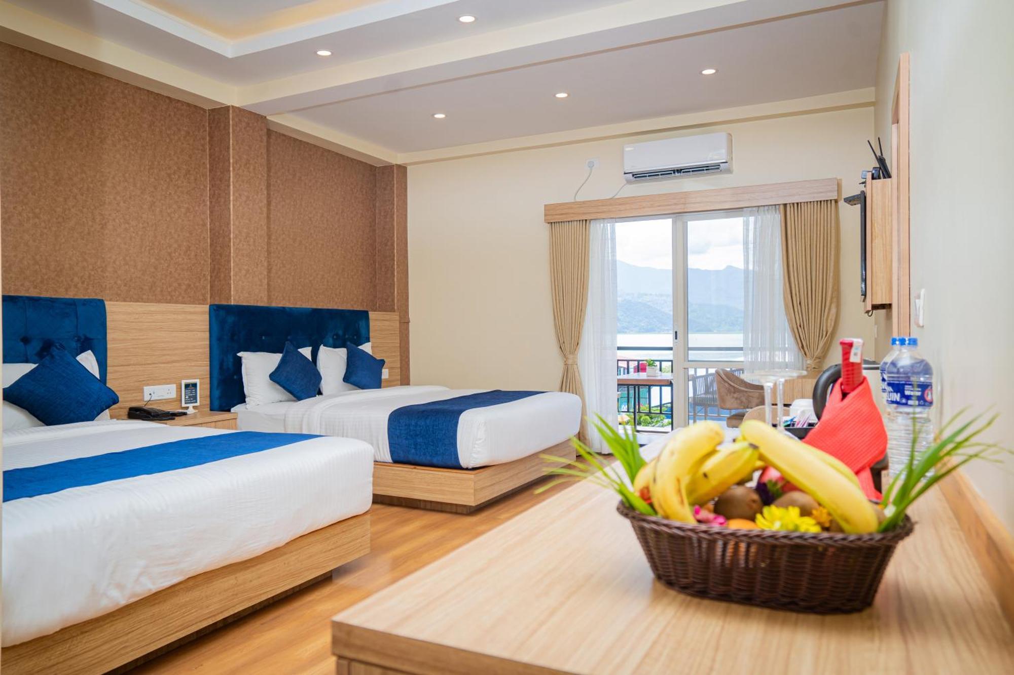 Majestic Lake Front Hotel & Suites Pokhara Ngoại thất bức ảnh