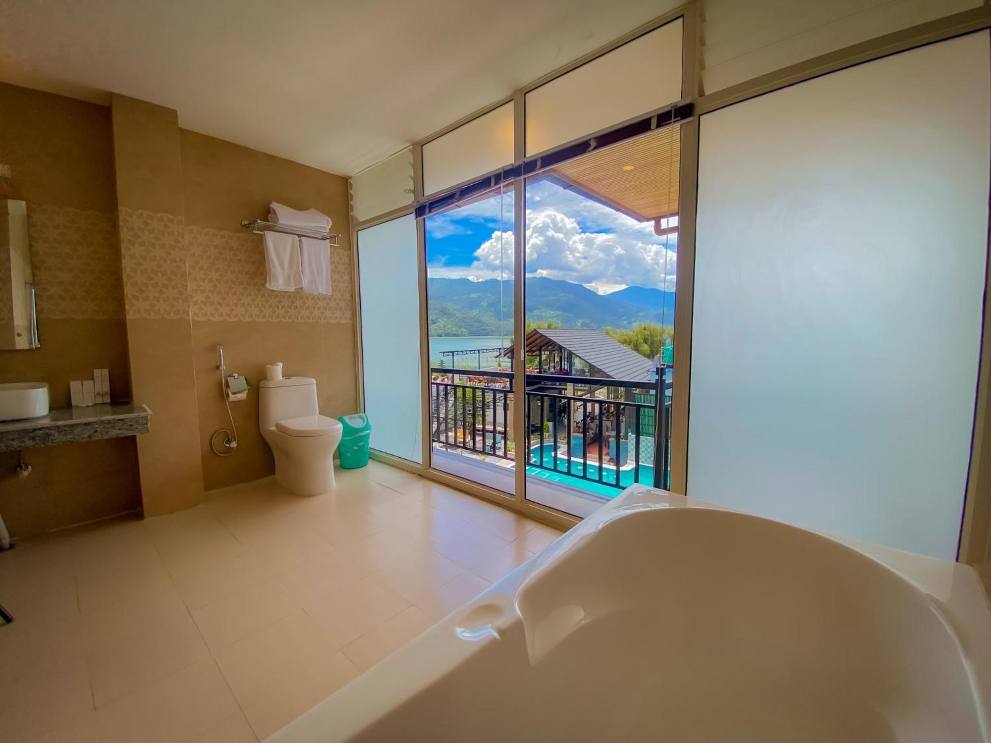 Majestic Lake Front Hotel & Suites Pokhara Ngoại thất bức ảnh